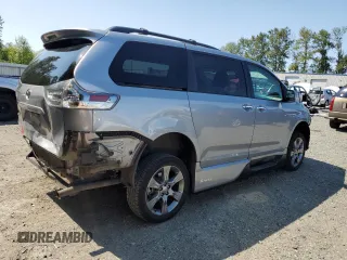 2014 Toyota Sienna SE z VIN 5TDXK3DC1ES457564, wystawiony jako Copart lot #59390205 z przebiegiem 131 090 mil mil oraz Szkoda całkowita • Salvage title. Historia ofert i sprzedaży dostępna na DreamBid. Obrazek 3.