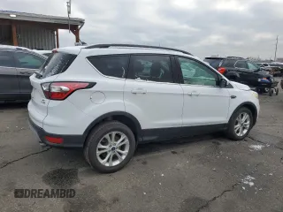 2018 Ford Escape SE z VIN 1FMCU9GD5JUB12877, wystawiony jako Copart lot #51973295 z przebiegiem 121 698 mil mil oraz Szkoda całkowita • Salvage title. Historia ofert i sprzedaży dostępna na DreamBid. Obrazek 3.