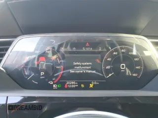 2024 Audi Q8 e-tron Premium z VIN WA14AAGE5RB042214, wystawiony jako Copart lot #81625384 z przebiegiem 20 296 mil mil oraz Szkoda całkowita • Salvage title. Historia ofert i sprzedaży dostępna na DreamBid. Obrazek 9.