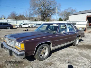 1983 Ford Crown Victoria z VIN 1FABP43F8DZ146309, wystawiony jako Copart lot #43996455 z przebiegiem 99 596 mil mil oraz Szkody całkowita. Historia ofert i sprzedaży dostępna na DreamBid. Obrazek 1.