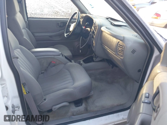 2004 Chevrolet Blazer LS z VIN 1GNDT13X34K161001, wystawiony jako IAAI lot #41432856 z przebiegiem Nie podano mil oraz . Historia ofert i sprzedaży dostępna na DreamBid. Obrazek 5.