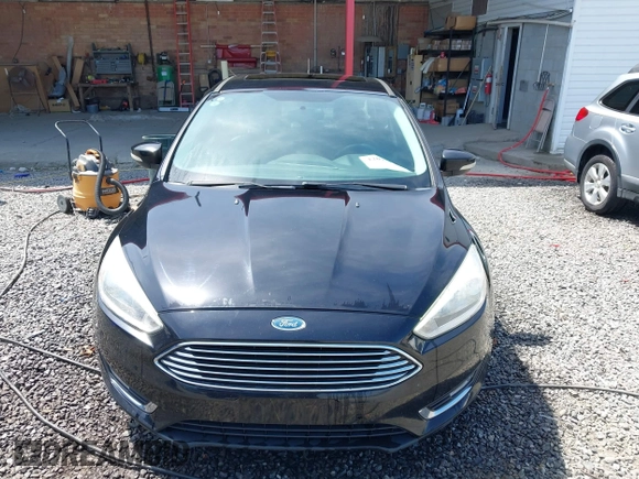2016 Ford Focus Titanium z VIN 1FADP3J28GL393422, wystawiony jako IAAI lot #42075513 z przebiegiem 146 535 mil mil oraz . Historia ofert i sprzedaży dostępna na DreamBid. Obrazek 12.