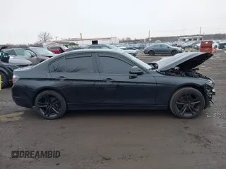 2015 BMW 3 Series 328i xDrive z VIN WBA3B5C55FF959652, wystawiony jako IAAI lot #41545937 z przebiegiem 101 637 mil mil oraz . Historia ofert i sprzedaży dostępna na DreamBid. Obrazek 13.