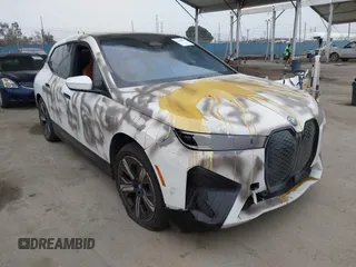 2022 BMW iX xDrive50 z VIN WB523CF01NCK27983, wystawiony jako IAAI lot #42106093 z przebiegiem 21 505 mil mil oraz . Historia ofert i sprzedaży dostępna na DreamBid. Obrazek 1.