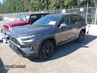 2022 Toyota RAV4 Hybrid SE z VIN 4T3T6RFV5NU101105, wystawiony jako IAAI lot #42666372 z przebiegiem 7 644 mil mil oraz . Historia ofert i sprzedaży dostępna na DreamBid. Obrazek 2.