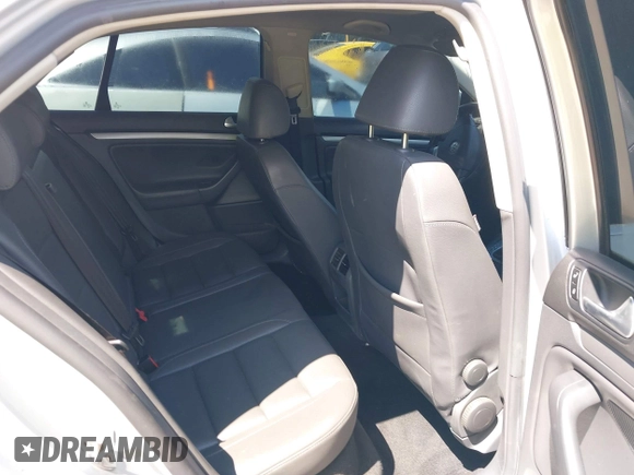 2008 Volkswagen Jetta SE z VIN 3VWRZ71K88M073886, wystawiony jako IAAI lot #42207911 z przebiegiem Nie podano mil oraz . Historia ofert i sprzedaży dostępna na DreamBid. Obrazek 8.