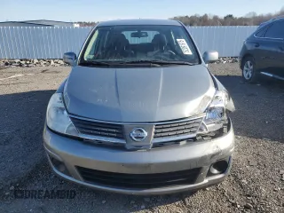 2009 Nissan Versa S z VIN 3N1BC13E29L501164, wystawiony jako Copart lot #52091975 z przebiegiem 95 963 mil mil oraz Czysty tytuł • Clean title. Historia ofert i sprzedaży dostępna na DreamBid. Obrazek 5.