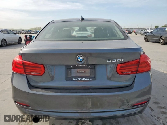 2018 BMW 3 Series 320i z VIN WBA8A9C55JAH14312, wystawiony jako Copart lot #49729535 z przebiegiem 54 867 mil mil oraz Czysty tytuł • Clean title. Historia ofert i sprzedaży dostępna na DreamBid. Obrazek 6.