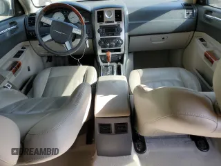 2005 Chrysler 300 C z VIN 2C3JA63H55H520689, wystawiony jako Copart lot #58623655 z przebiegiem 92 513 mil mil oraz Czysty tytuł • Clean title. Historia ofert i sprzedaży dostępna na DreamBid. Obrazek 8.