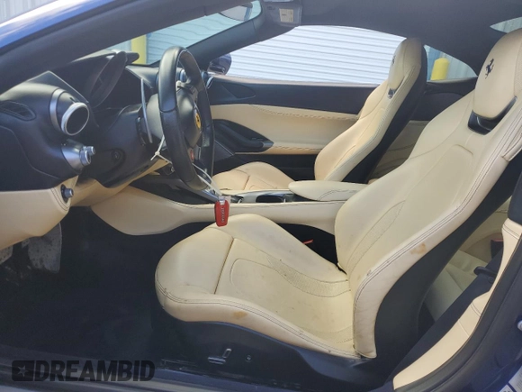 2019 Ferrari Portofino z VIN ZFF89FPAXK0242549, wystawiony jako Copart lot #74454234 z przebiegiem Nie podano mil oraz Nie do naprawy. Historia ofert i sprzedaży dostępna na DreamBid. Obrazek 7.