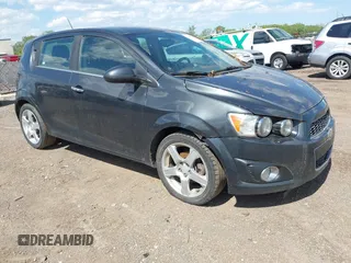 2015 Chevrolet Sonic LTZ z VIN 1G1JE6SB0F4108457, wystawiony jako IAAI lot #42297226 z przebiegiem 140 209 mil mil oraz . Historia ofert i sprzedaży dostępna na DreamBid. Obrazek 1.