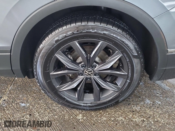 2024 Volkswagen Tiguan SE with VIN 3VV3B7AX8RM107014, listed as a IAAI auction lot 42734341 with 27,789 mi miles and . Bid and sale history available at DreamBid. Image 6.