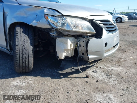 2007 Toyota Camry LE z VIN JTNBK46K473003622, wystawiony jako IAAI lot #42286264 z przebiegiem 105 630 mil mil oraz . Historia ofert i sprzedaży dostępna na DreamBid. Obrazek 6.