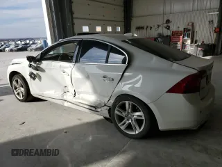 2015 Volvo S60 T5 Platinum with VIN YV1612TM8F2352980, listed as a Copart auction lot 82701654 with 0 mi miles and Salvage Title. Bid and sale history available at carsss.com. Image 2.