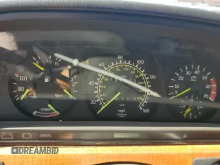 1984 Mercedes-Benz 500 z VIN WDBCA44A1EA029351, wystawiony jako Copart lot #59357115 z przebiegiem 155 975 mil mil oraz Tytuł czysty. Historia ofert i sprzedaży dostępna na DreamBid. Obrazek 9.