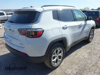 2024 Jeep Compass Latitude with VIN 3C4NJDBN1RT109571, listed as a IAAI auction lot 42014458 with 23,419 mi miles. Bid and sale history available at carsss.com. Image 4.