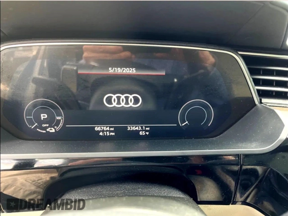 2019 Audi e-tron Prestige z VIN WA1VABGE0KB011XXX, wystawiony jako Copart lot #58495745 z przebiegiem 66 764 mil mil oraz Czysty tytuł • Clean title. Historia ofert i sprzedaży dostępna na DreamBid. Obrazek 8.