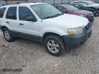 2007 Ford Escape XLT with VIN 1FMCU93187KA77607, listed as a IAAI auction lot 42023210 with 157,128 mi miles. Bid and sale history available at carsss.com. Image 1.