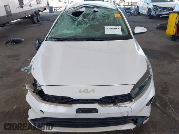 2022 Kia Forte LXS z VIN 3KPF24AD2NE425361, wystawiony jako IAAI lot #42004084 z przebiegiem 61 465 mil mil oraz . Historia ofert i sprzedaży dostępna na DreamBid. Obrazek 6.