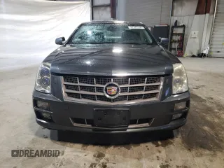 2010 Cadillac STS AWD z VIN 1G6DU6EV5A0113671, wystawiony jako Copart lot #47447395 z przebiegiem 77 062 mil mil oraz Tytuł czysty. Historia ofert i sprzedaży dostępna na DreamBid. Obrazek 5.
