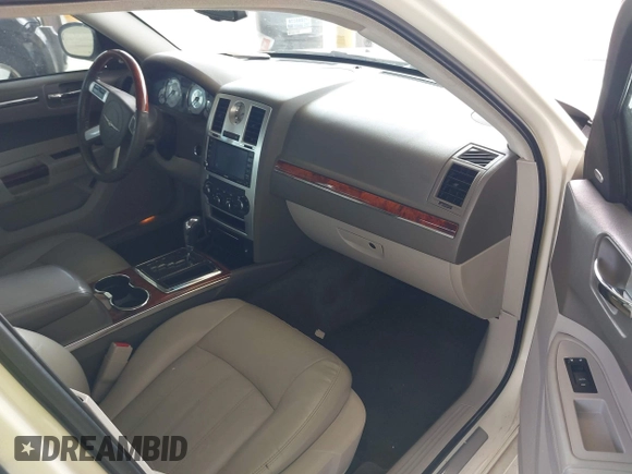 2008 Chrysler 300 C Hemi z VIN 2C3KA63HX8H208103, wystawiony jako IAAI lot #42082674 z przebiegiem 111 025 mil mil oraz . Historia ofert i sprzedaży dostępna na DreamBid. Obrazek 5.