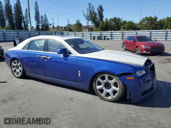 2015 Rolls-Royce Ghost z VIN SCA664S55FUX53413, wystawiony jako Copart lot #50022965 z przebiegiem Nie podano mil oraz Szkody całkowita. Historia ofert i sprzedaży dostępna na DreamBid. Obrazek 4.