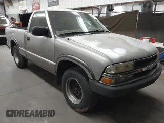 1998 Chevrolet S-10 with VIN 1GCCS1443WK261095, listed as a IAAI auction lot 41684723 with 217,003 mi miles. Bid and sale history available at carsss.com. Image 1.