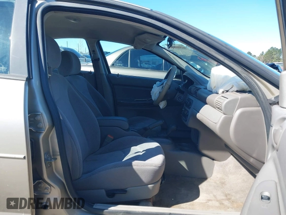 2004 Chrysler Sebring LX z VIN 1C3EL46X74N148104, wystawiony jako IAAI lot #41635081 z przebiegiem 60 674 mil mil oraz . Historia ofert i sprzedaży dostępna na DreamBid. Obrazek 5.