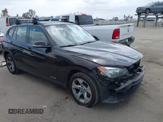 2015 BMW X1 sDrive28i z VIN WBAVM1C52FVW56961, wystawiony jako IAAI lot #42053931 z przebiegiem 97 648 mil mil oraz . Historia ofert i sprzedaży dostępna na DreamBid. Obrazek 1.