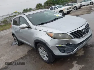 2011 Kia Sportage LX z VIN KNDPB3A28B7016001, wystawiony jako IAAI lot #41871892 z przebiegiem 215 647 mil mil oraz . Historia ofert i sprzedaży dostępna na DreamBid. Obrazek 1.