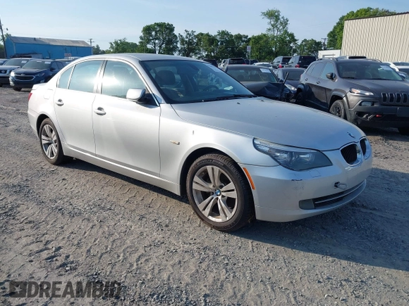 2009 BMW 5 Series 528i with VIN WBANU53569C122711, listed as a IAAI auction lot 42082909 with 157,581 mi miles and . Bid and sale history available at carsss.com. Image 1.