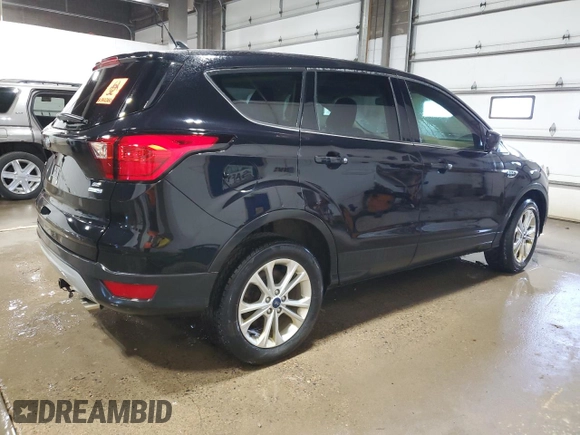 2019 Ford Escape SE z VIN 1FMCU9GD0KUA70135, wystawiony jako Copart lot #52235935 z przebiegiem 107 794 mil mil oraz Czysty tytuł • Clean title. Historia ofert i sprzedaży dostępna na DreamBid. Obrazek 3.