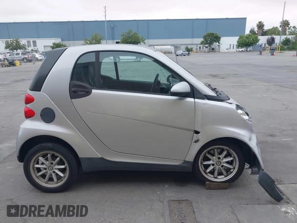 2009 Smart fortwo Pure z VIN WMEEJ31X99K209322, wystawiony jako IAAI lot #42465179 z przebiegiem 75 730 mil mil oraz . Historia ofert i sprzedaży dostępna na DreamBid. Obrazek 13.