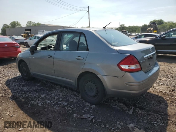 2007 Nissan Versa SL z VIN 3N1BC11E77L451507, wystawiony jako Copart lot #59663715 z przebiegiem 132 363 mil mil oraz Szkoda całkowita • Salvage title. Historia ofert i sprzedaży dostępna na DreamBid. Obrazek 2.