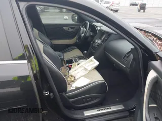 2017 Infiniti QX70 z VIN JN8CS1MU2HM140540, wystawiony jako IAAI lot #42367880 z przebiegiem 109 214 mil mil oraz . Historia ofert i sprzedaży dostępna na DreamBid. Obrazek 5.