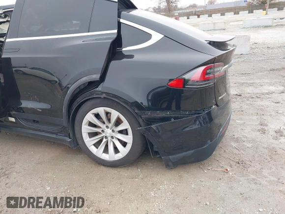 2017 Tesla Model X 90D z VIN 5YJXCBE26HF044710, wystawiony jako IAAI lot #40816228 z przebiegiem Nie podano mil oraz . Historia ofert i sprzedaży dostępna na DreamBid. Obrazek 21.