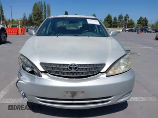2003 Toyota Camry LE z VIN 4T1BF30K93U555189, wystawiony jako IAAI lot #42086826 z przebiegiem 120 840 mil mil oraz . Historia ofert i sprzedaży dostępna na DreamBid. Obrazek 12.