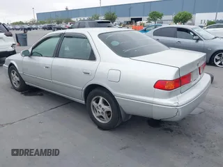 2001 Toyota Camry LE z VIN 4T1BF22K61U126600, wystawiony jako IAAI lot #42175093 z przebiegiem 294 276 mil mil oraz . Historia ofert i sprzedaży dostępna na DreamBid. Obrazek 3.