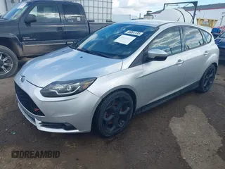 2014 Ford Focus ST z VIN 1FADP3L96EL413447, wystawiony jako IAAI lot #41887304 z przebiegiem 99 448 mil mil oraz . Historia ofert i sprzedaży dostępna na DreamBid. Obrazek 1.