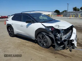 2023 Toyota bZ4X XLE z VIN JTMABACAXPA023864, wystawiony jako Copart lot #60647154 z przebiegiem 6 588 mil mil oraz Szkoda całkowita • Salvage title. Historia ofert i sprzedaży dostępna na DreamBid. Obrazek 4.
