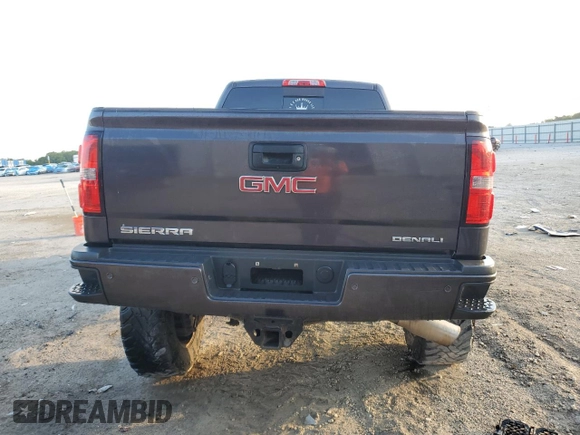 2015 GMC Sierra 2500HD Denali z VIN 1GT120E82FF136326, wystawiony jako Copart lot #55306345 z przebiegiem 181 532 mil mil oraz Szkoda całkowita • Salvage title. Historia ofert i sprzedaży dostępna na DreamBid. Obrazek 6.
