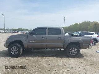 2015 Toyota Tacoma PreRunner z VIN 5TFJX4GN7FX043923, wystawiony jako IAAI lot #41930476 z przebiegiem 151 399 mil mil oraz . Historia ofert i sprzedaży dostępna na DreamBid. Obrazek 14.