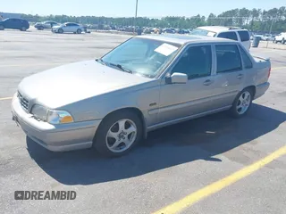 1998 Volvo S70 z VIN YV1LS5342W1453472, wystawiony jako IAAI lot #42124567 z przebiegiem 336 843 mil mil oraz . Historia ofert i sprzedaży dostępna na DreamBid. Obrazek 2.