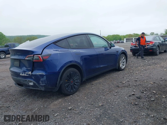 2023 Tesla Model Y Long Range z VIN 7SAYGDEE6PF603981, wystawiony jako IAAI lot #42133348 z przebiegiem 28 566 mil mil oraz . Historia ofert i sprzedaży dostępna na DreamBid. Obrazek 4.