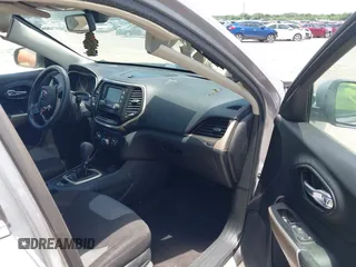2018 Jeep Cherokee Latitude z VIN 1C4PJLCB2JD596149, wystawiony jako IAAI lot #42454131 z przebiegiem 86 393 mil mil oraz . Historia ofert i sprzedaży dostępna na DreamBid. Obrazek 5.