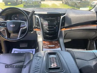 2017 Cadillac Escalade ESV Premium Luxury z VIN 1GYS4JKJ2HR322133, wystawiony jako Copart lot #57619015 z przebiegiem 120 610 mil mil oraz Szkody całkowita. Historia ofert i sprzedaży dostępna na DreamBid. Obrazek 9.