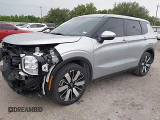2025 Mitsubishi Outlander SEL z VIN JA4J3VA81SZ015726, wystawiony jako IAAI lot #42392744 z przebiegiem 4004 mil mil oraz . Historia ofert i sprzedaży dostępna na DreamBid. Obrazek 2.
