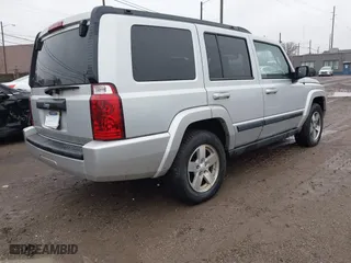 2008 Jeep Commander Sport with VIN 1J8HG48K88C135385, listed as a IAAI auction lot 41044576 with 174,695 mi miles. Bid and sale history available at carsss.com. Image 4.