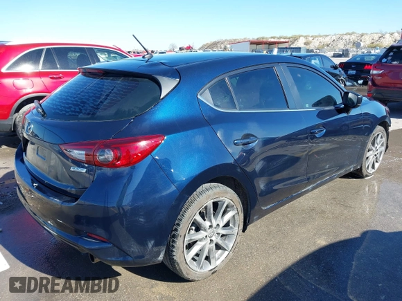 2018 Mazda 3 Touring z VIN 3MZBN1L36JM238646, wystawiony jako IAAI lot #41376772 z przebiegiem 97 261 mil mil oraz . Historia ofert i sprzedaży dostępna na DreamBid. Obrazek 4.