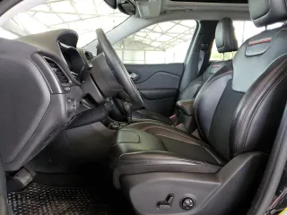 2019 Jeep Cherokee Trailhawk with VIN 1C4PJMBN7KD374676, listed as a Copart auction lot 51504125 with 34,323 mi miles and Salvage Title. Bid and sale history available at DreamBid. Image 7.